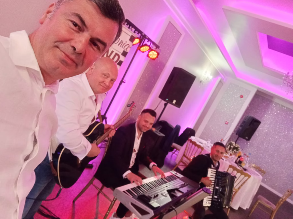 Ziua Națională a României 2024 1 Imagini Armonia Band la Blue By Milano - Ziua Națională a României 2024 Vino să sărbătorești Ziua Națională a României 2024 alături de Armonia Band la Blue By Milano! O seară plină de muzică live și distracție!